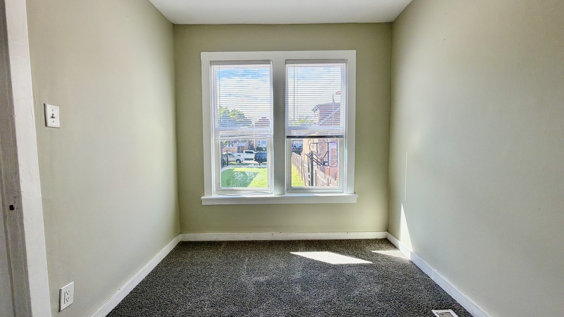 2329 N Mcvicker Avenue Property Photo 11