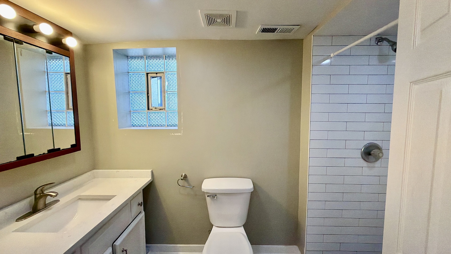 2329 N Mcvicker Avenue Property Photo 16