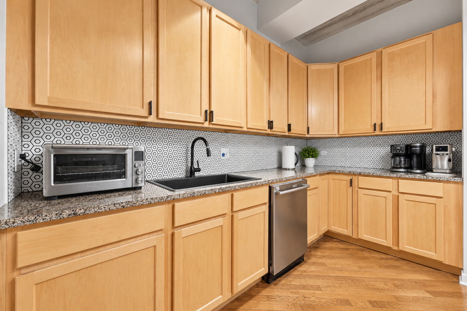 3260 N Clark Street 304 Property Photo 5