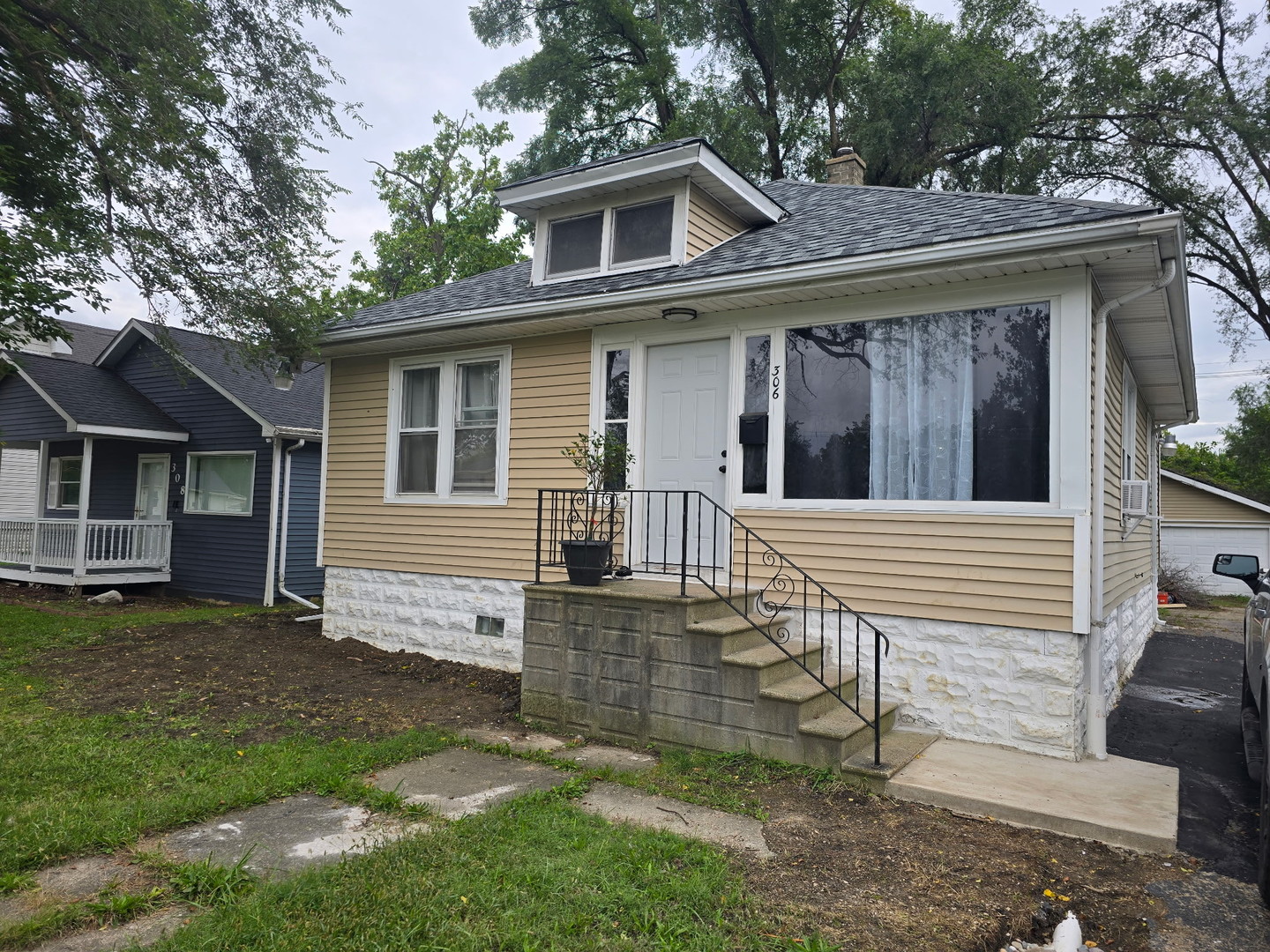 306 Barry Avenue Property Photo 1