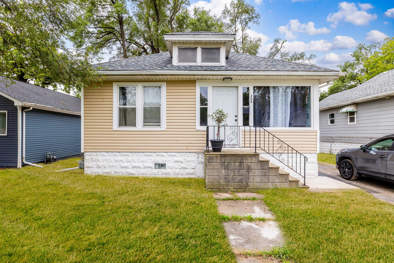 306 Barry Avenue Property Photo 1