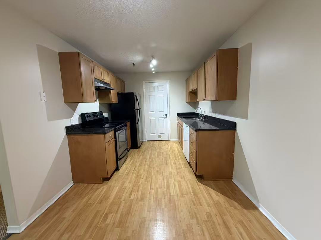 1330 Brook Street F Property Photo 4
