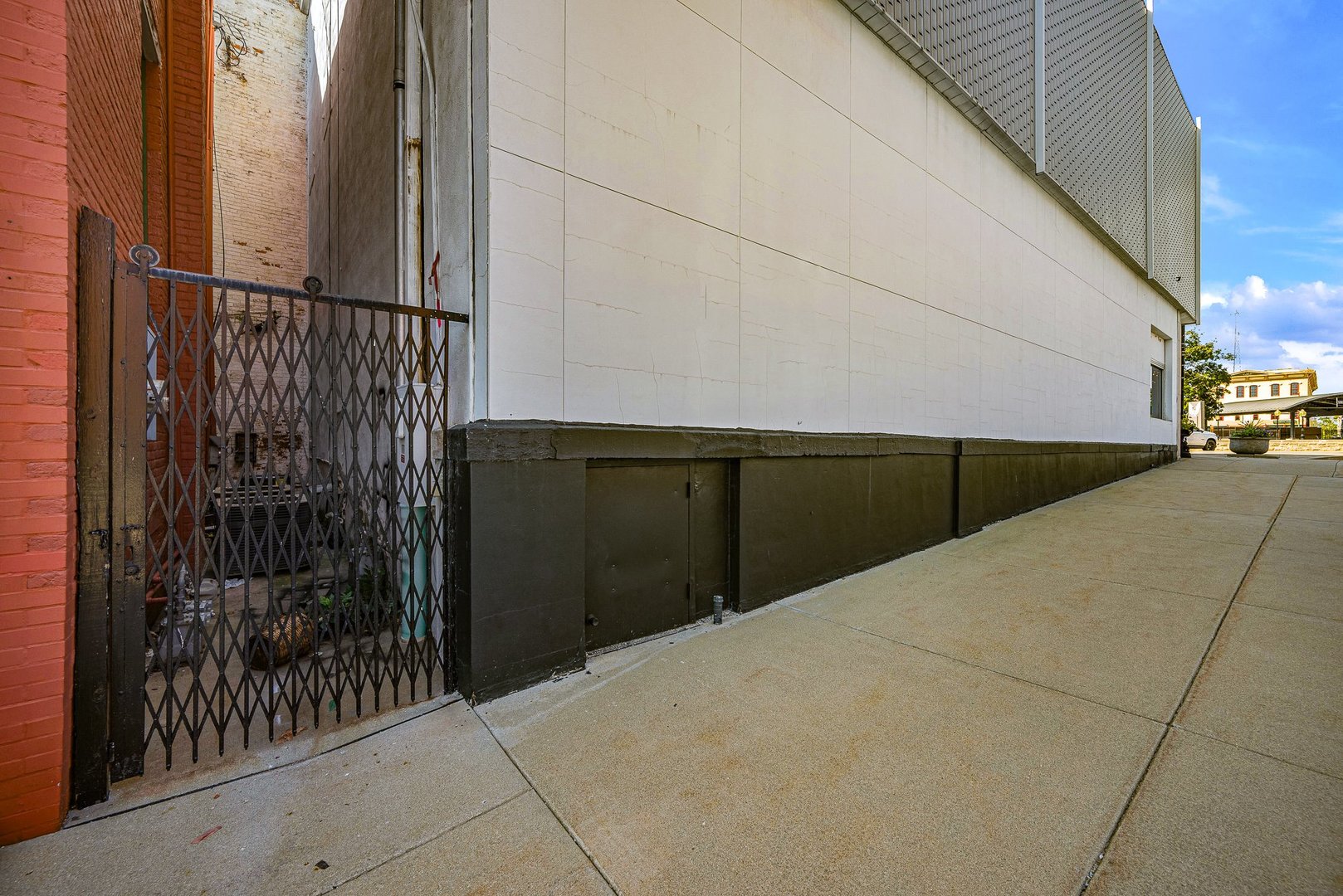 400 S Side Square Property Photo 7
