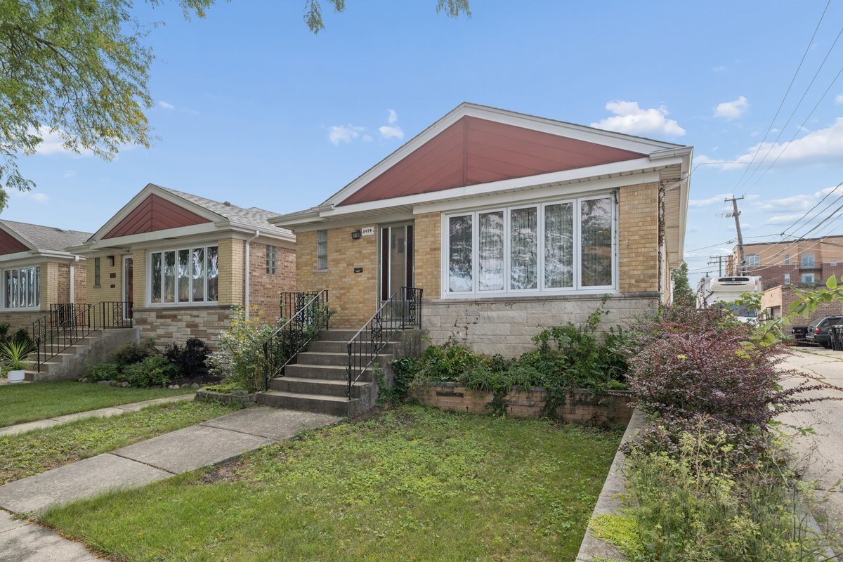 3974 N Oleander Avenue Property Photo 3