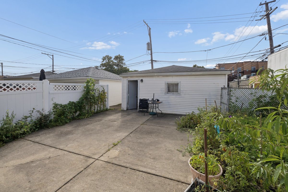 3974 N Oleander Avenue Property Photo 24
