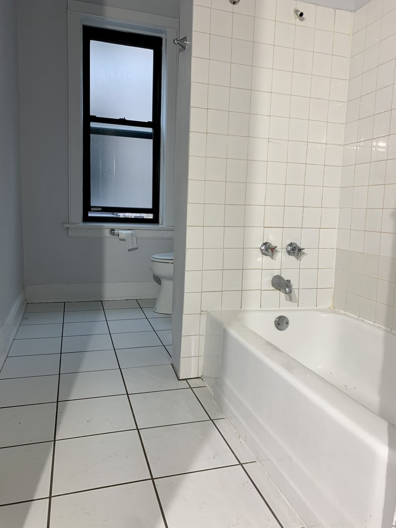 1000 W Argyle Street 2n Property Photo 10