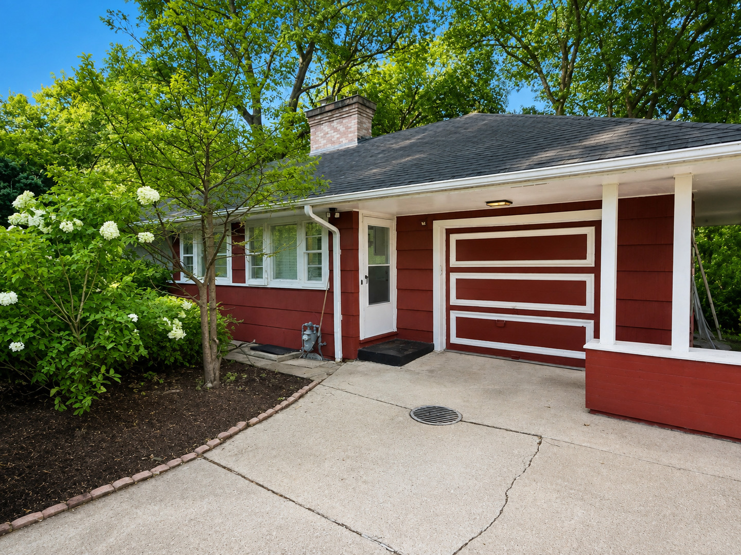 2811 Forest Lane Property Photo 2