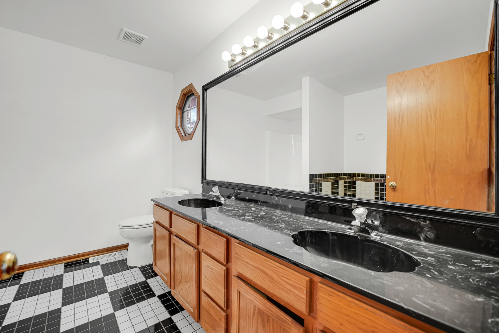16418 Spaulding Avenue Property Photo 11