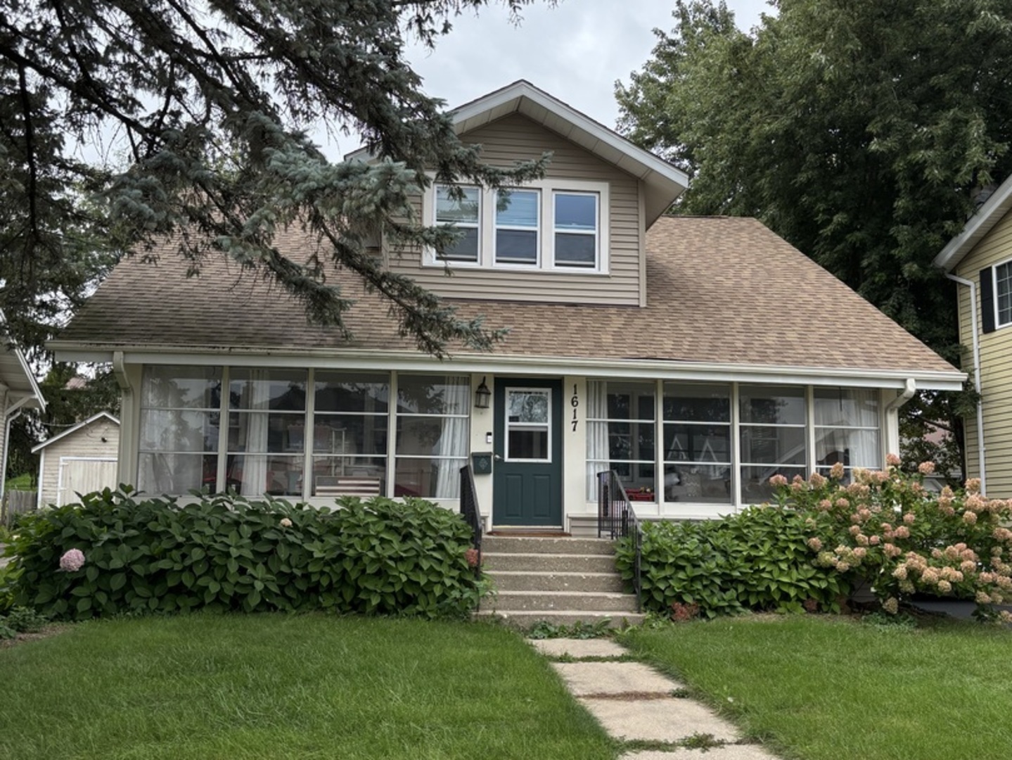 1617 N Riverside Drive Property Photo 2