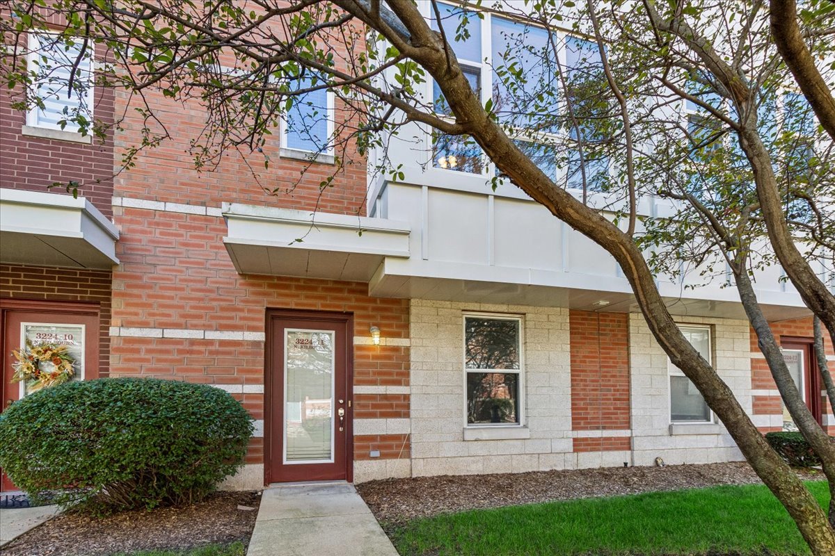 3224 N Kilbourn Avenue 11 Property Photo 1