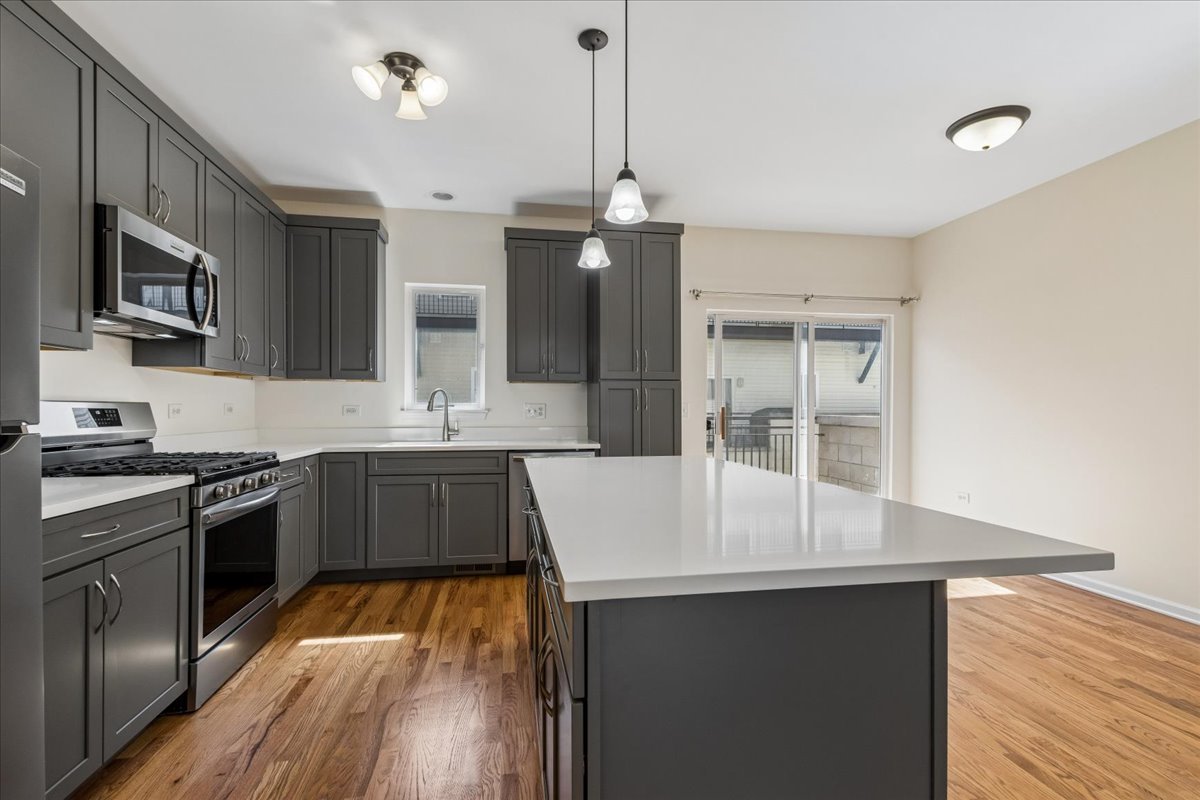 3224 N Kilbourn Avenue 11 Property Photo 6
