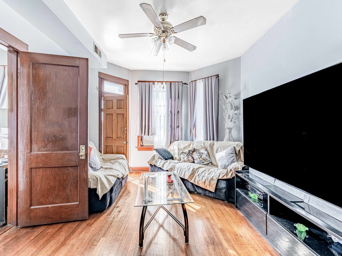 6243 S Wood Street Property Photo 4