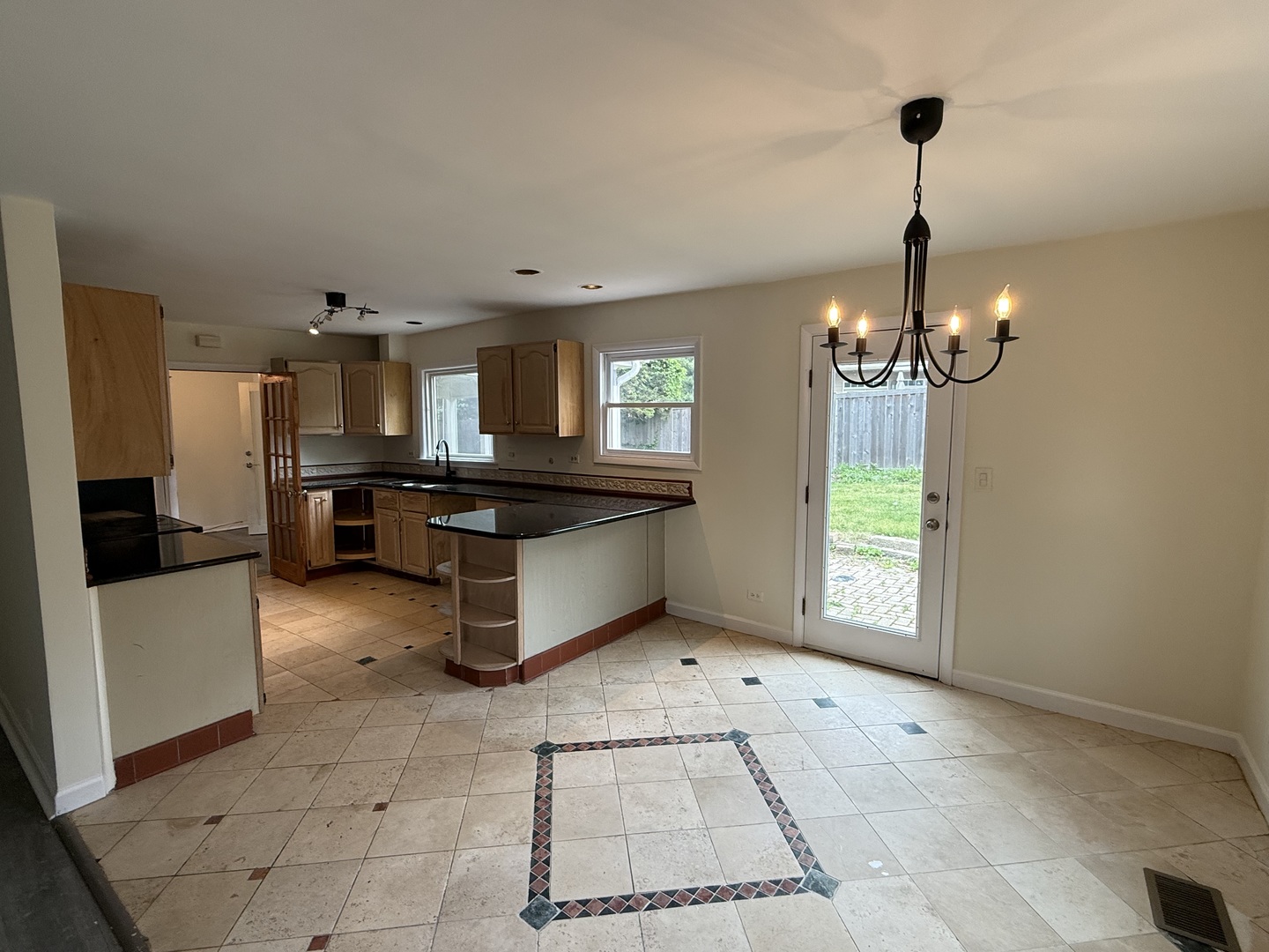 117 E Elm Street Property Photo 7