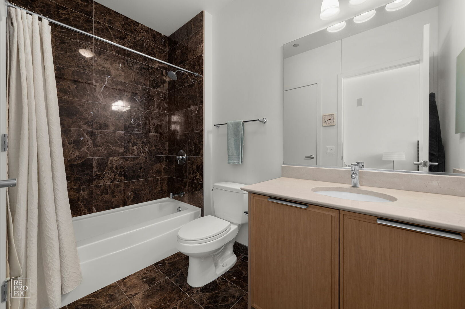 225 N Columbus Drive 8006 Property Photo 14
