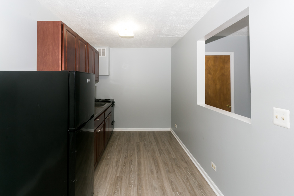 7333 N Ridge Boulevard 105 Property Photo 5