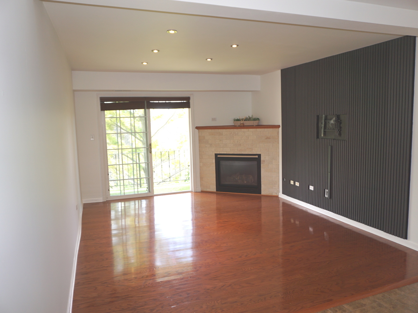 1503 N Windsor Drive 302 Property Photo 3