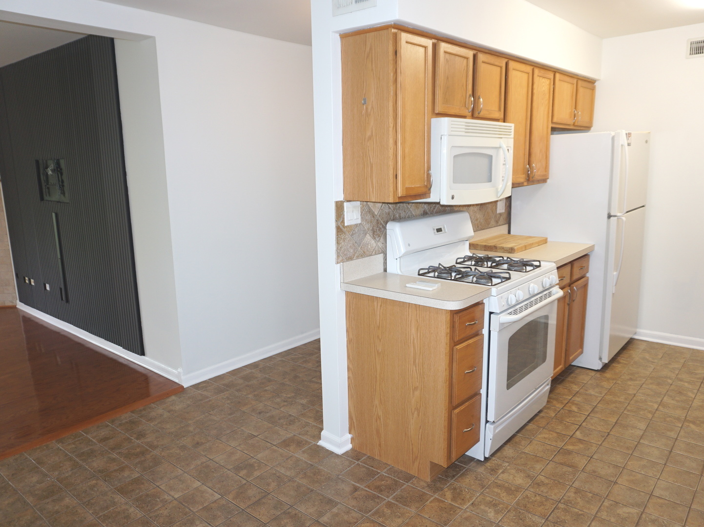 1503 N Windsor Drive 302 Property Photo 9