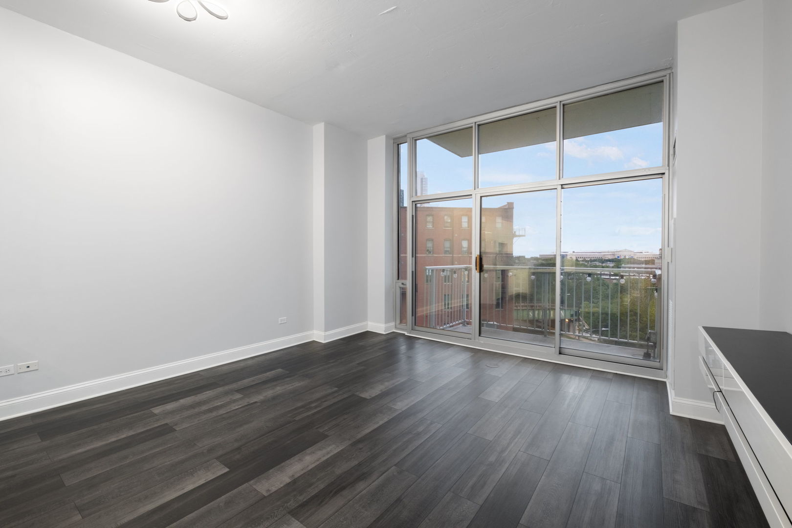 1600 S Indiana Avenue 605 Property Photo 4