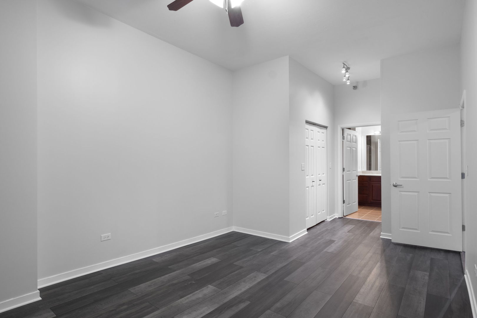 1600 S Indiana Avenue 605 Property Photo 5