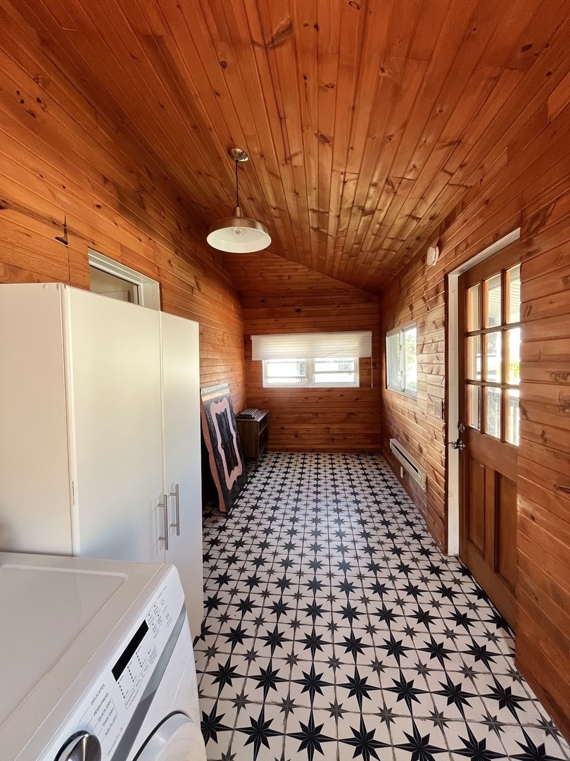 2123 N Karlov Avenue Property Photo 25