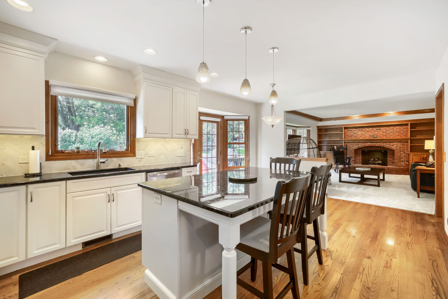 914 Willow Creek Road Property Photo 4