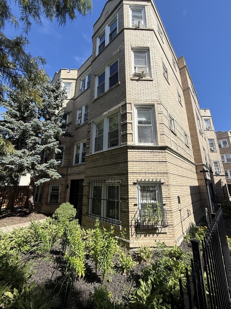 2837 1/2 N Sawyer Avenue 1E Property Photo 1