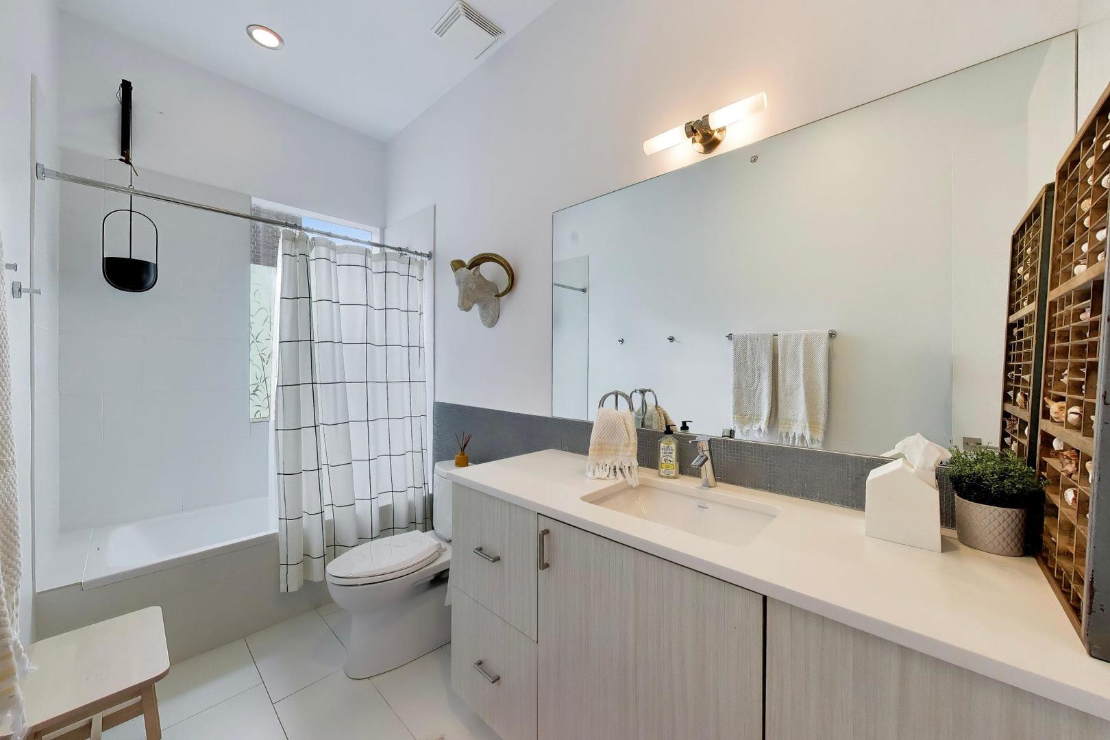 2071 N Oakley Avenue Property Photo 26