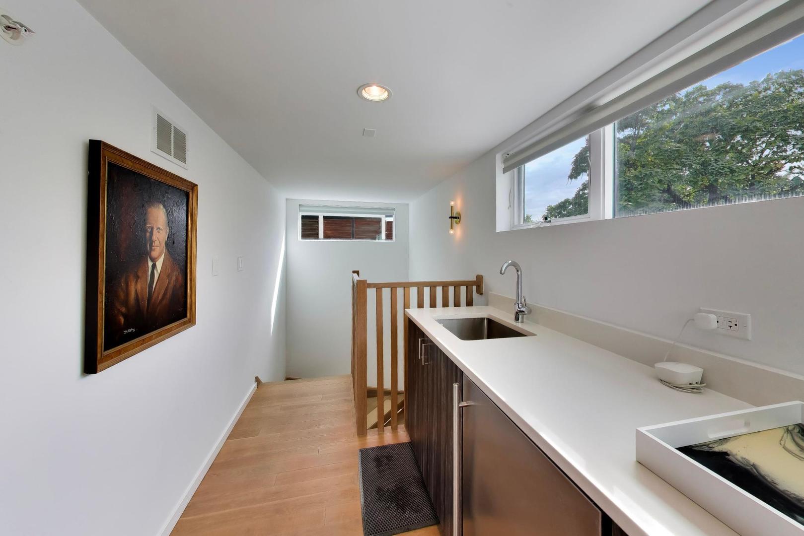 2071 N Oakley Avenue Property Photo 28