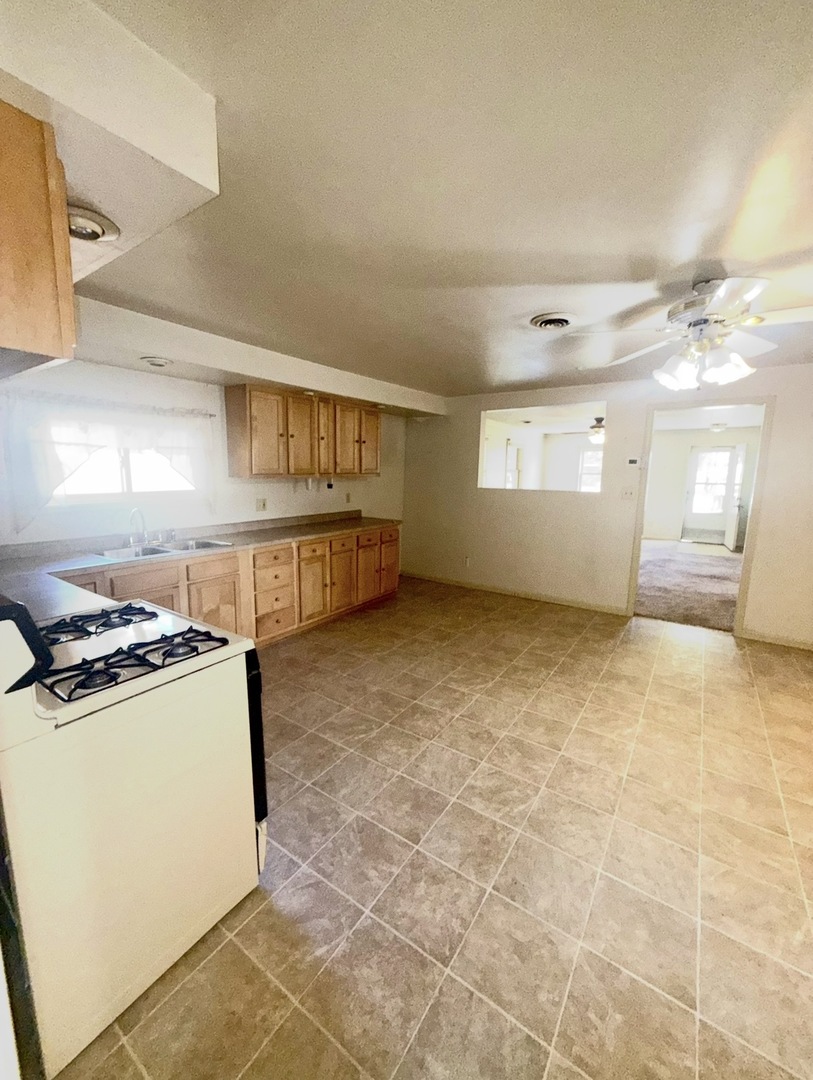 208 W Wapella Street Property Photo 3