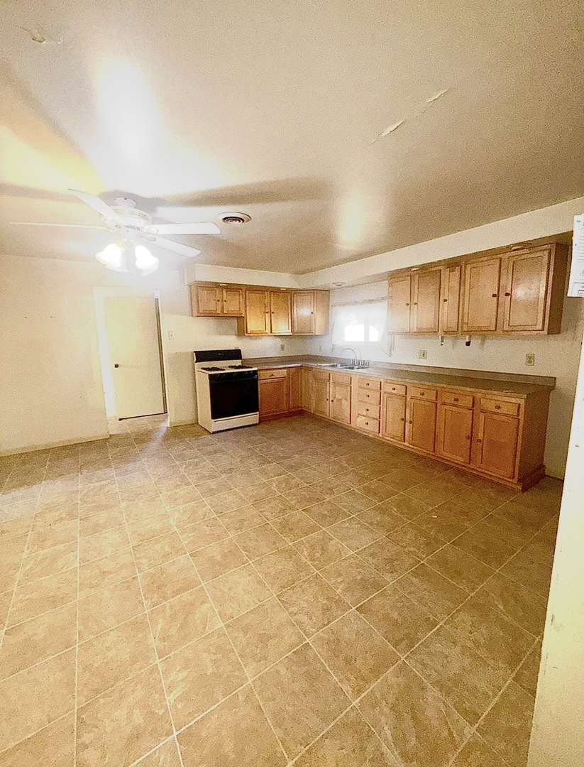 208 W Wapella Street Property Photo 4