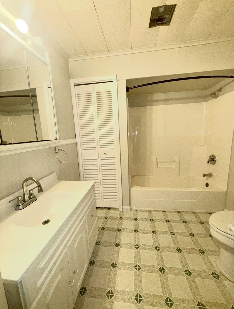 208 W Wapella Street Property Photo 6