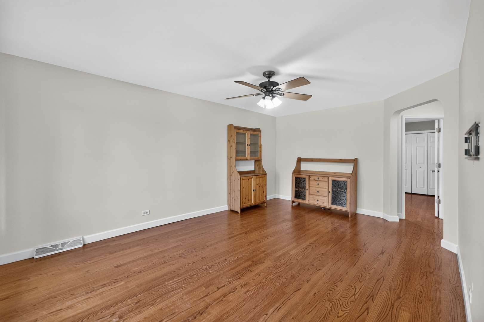 8632 W Ainslie Street Property Photo 5