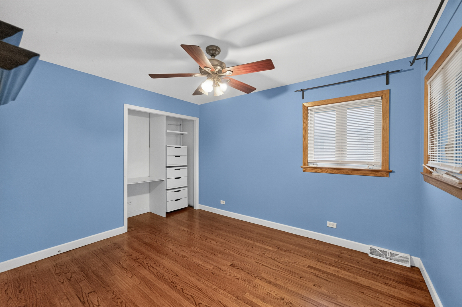 8632 W Ainslie Street Property Photo 9