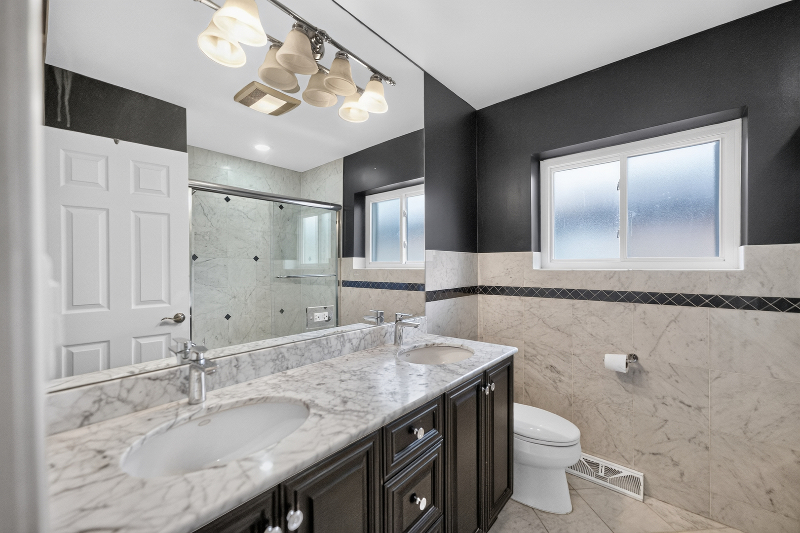 8632 W Ainslie Street Property Photo 10