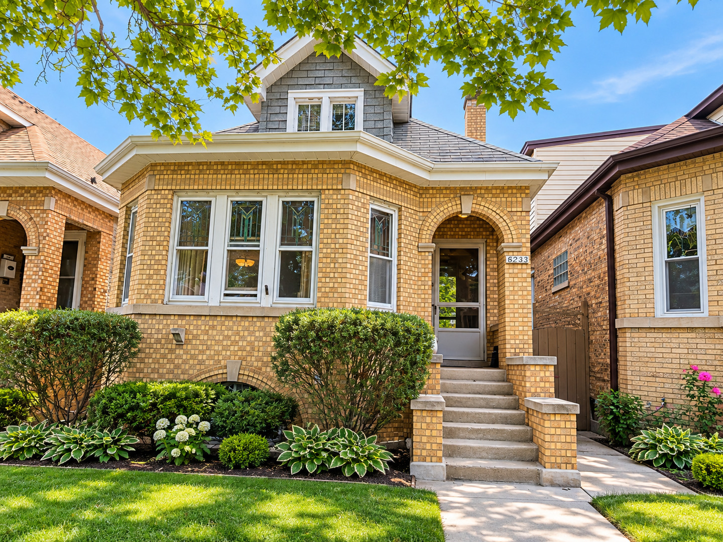 6243 W Waveland Avenue Property Photo 1