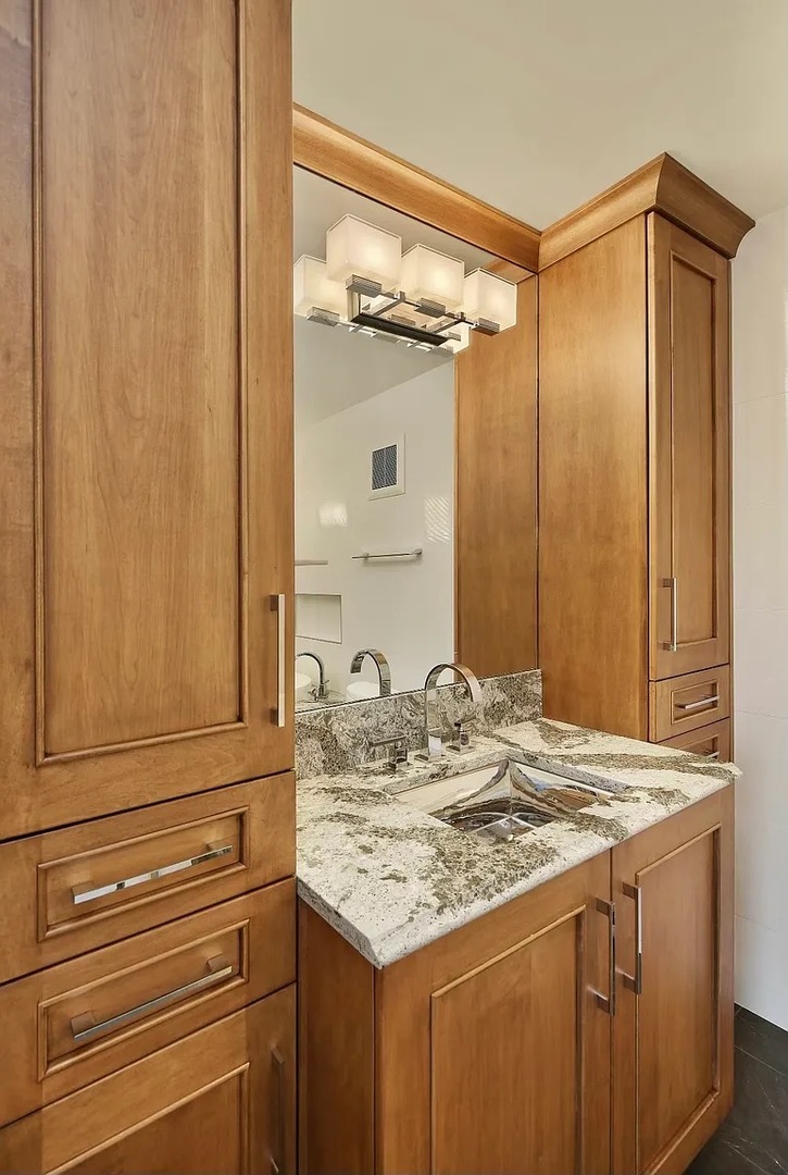 111 E Chestnut Street 22a Property Photo 22