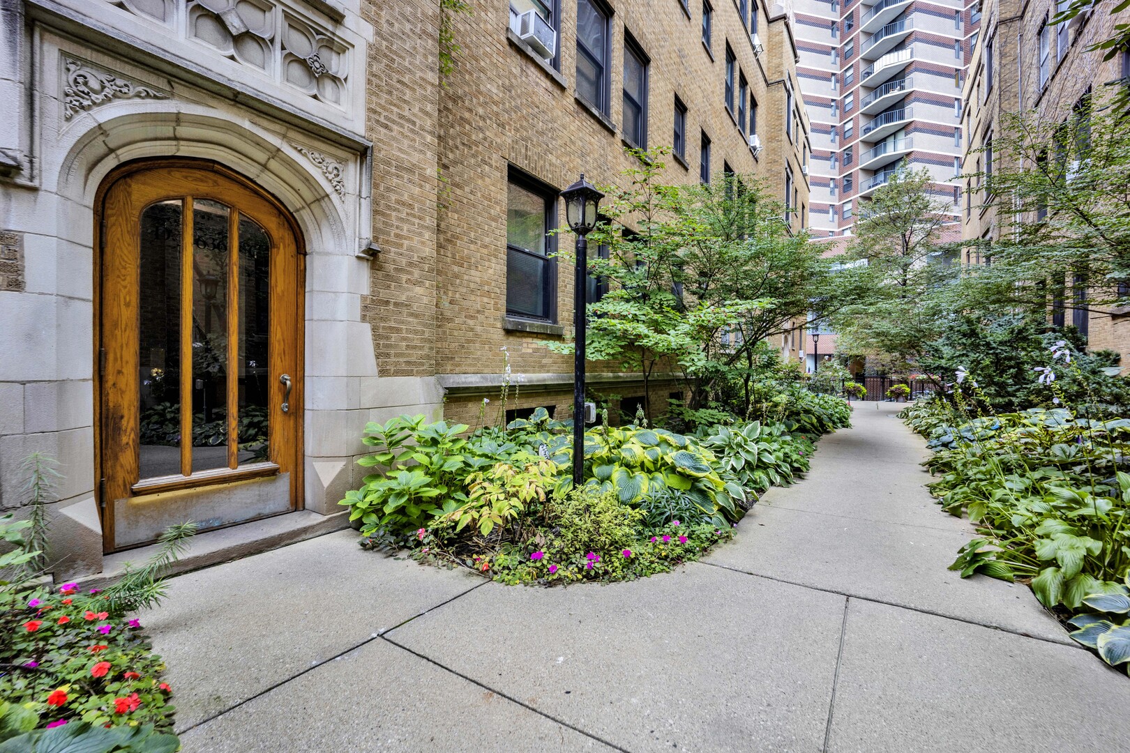 636 W Waveland Avenue 4d Property Photo 1