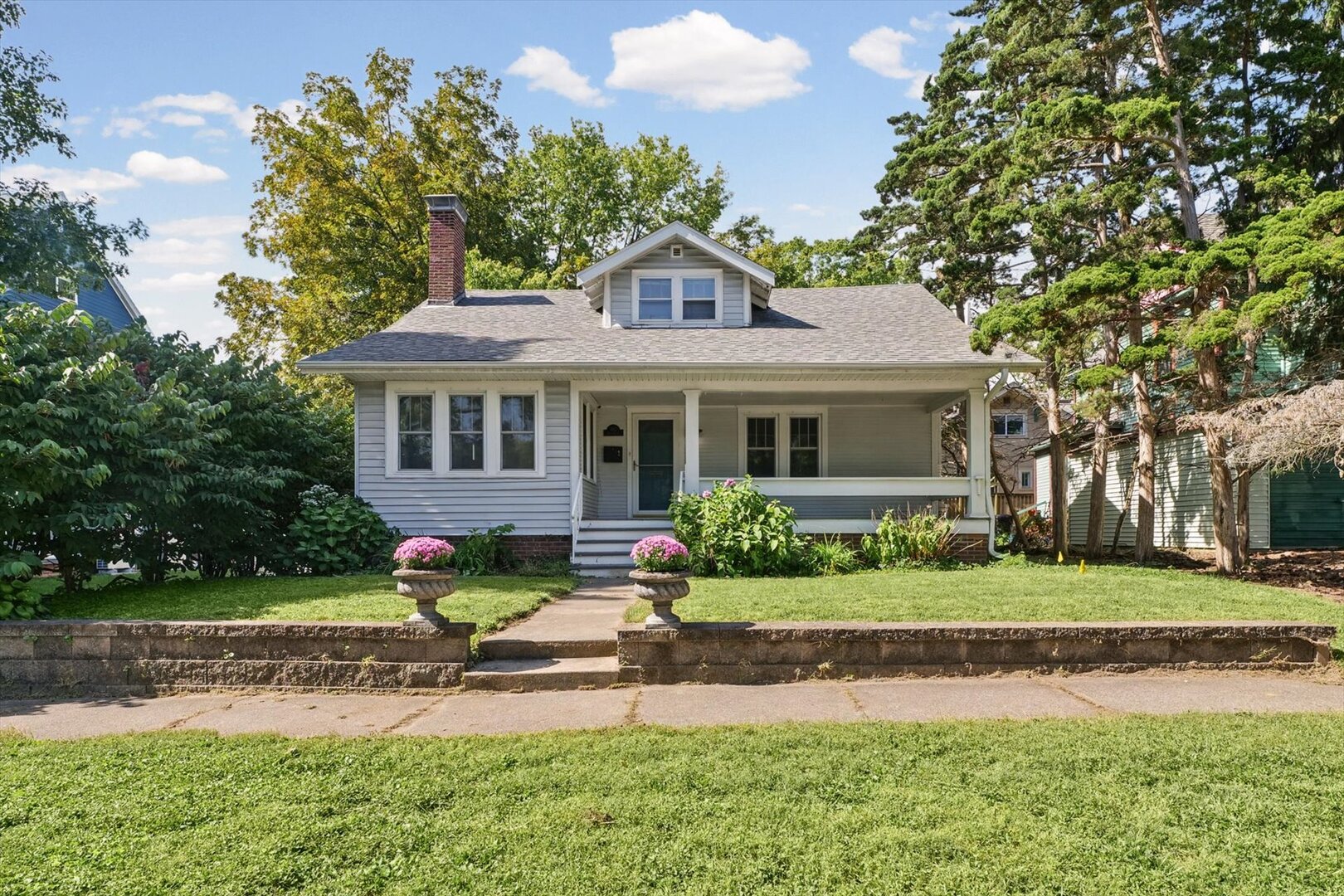 403 S New Street Property Photo 1
