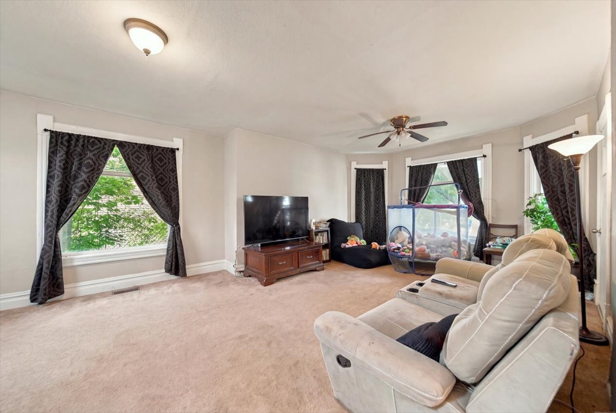 312 S Dement Avenue Property Photo 9