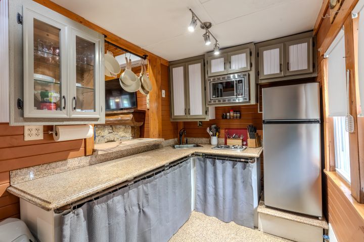 5446 N River Road Property Photo 5