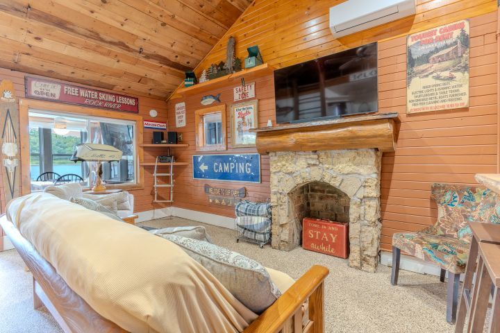 5446 N River Road Property Photo 9
