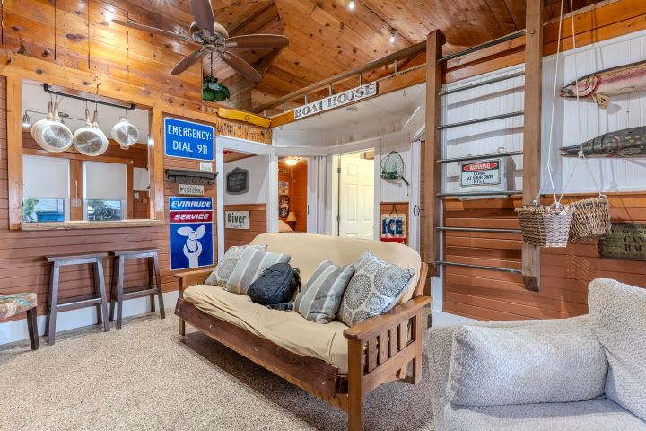 5446 N River Road Property Photo 11