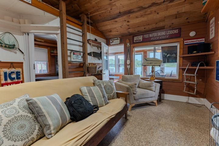 5446 N River Road Property Photo 12