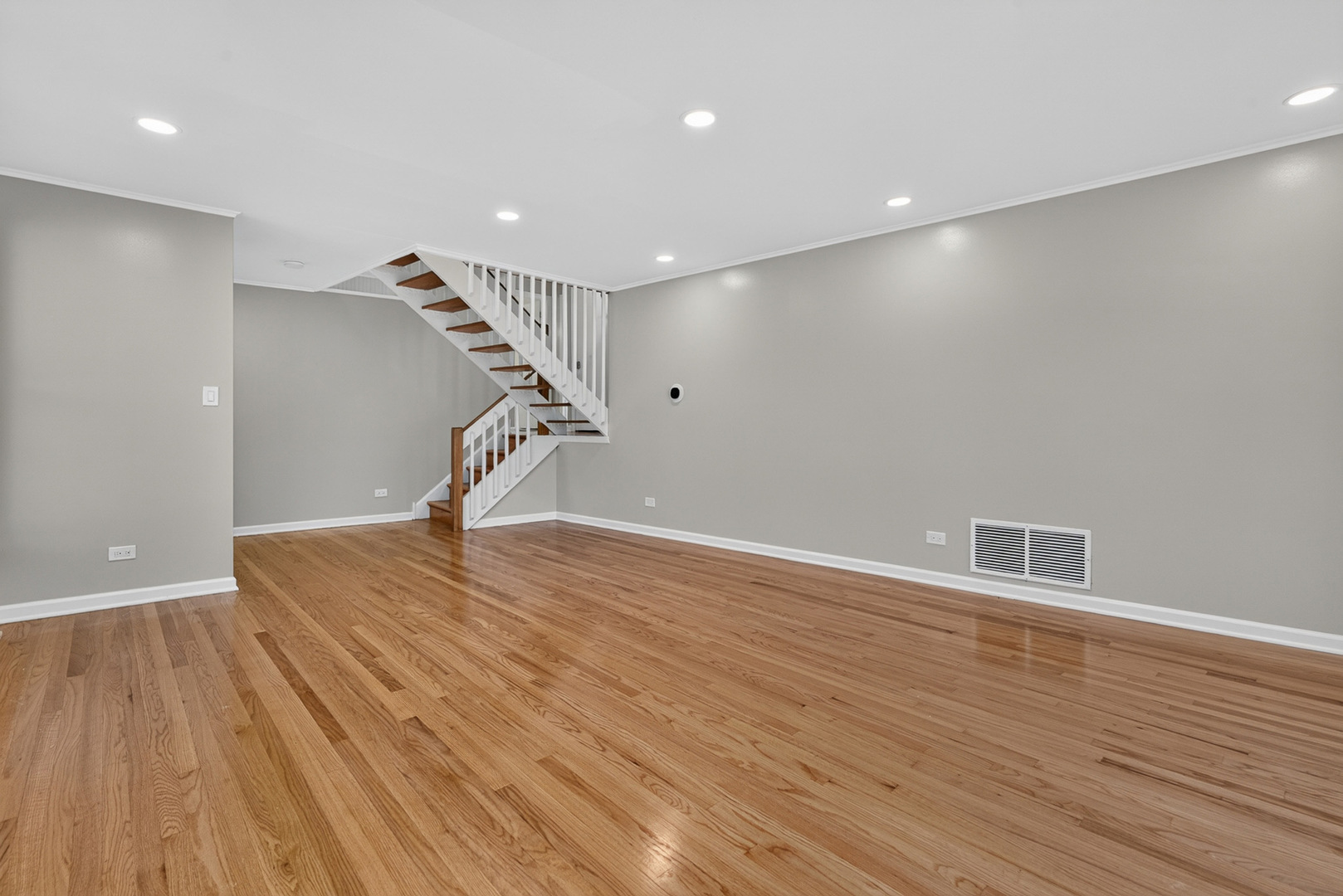 471 E 15th Place Property Photo 4