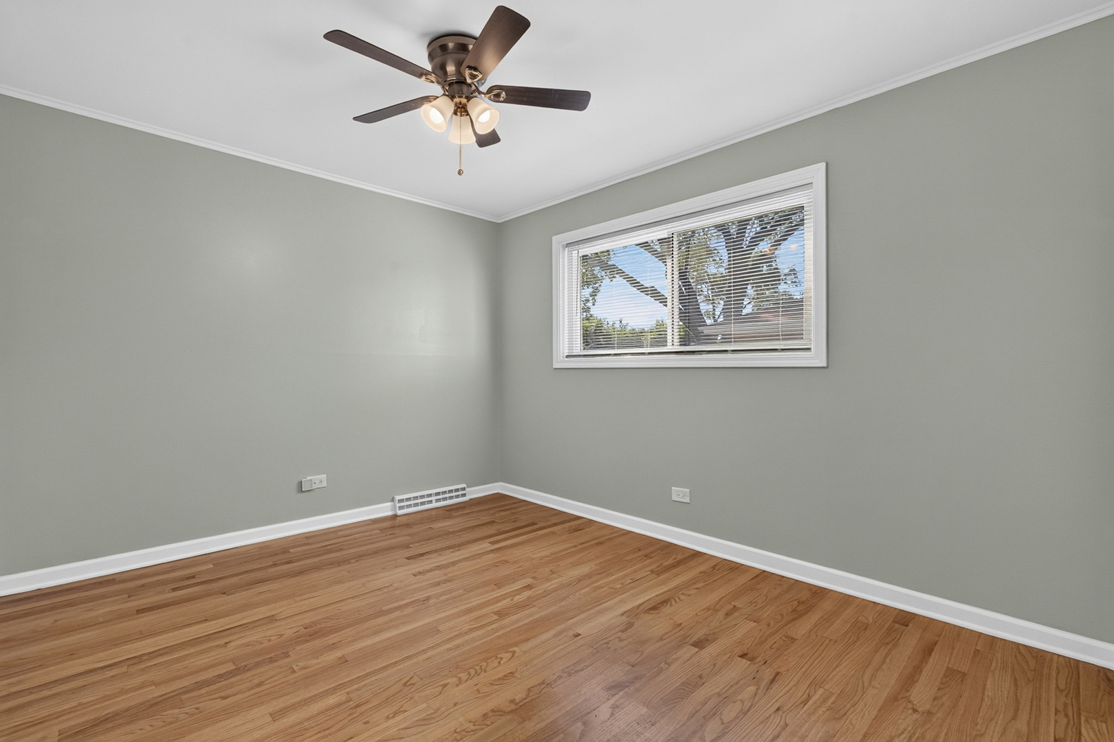 471 E 15th Place Property Photo 11