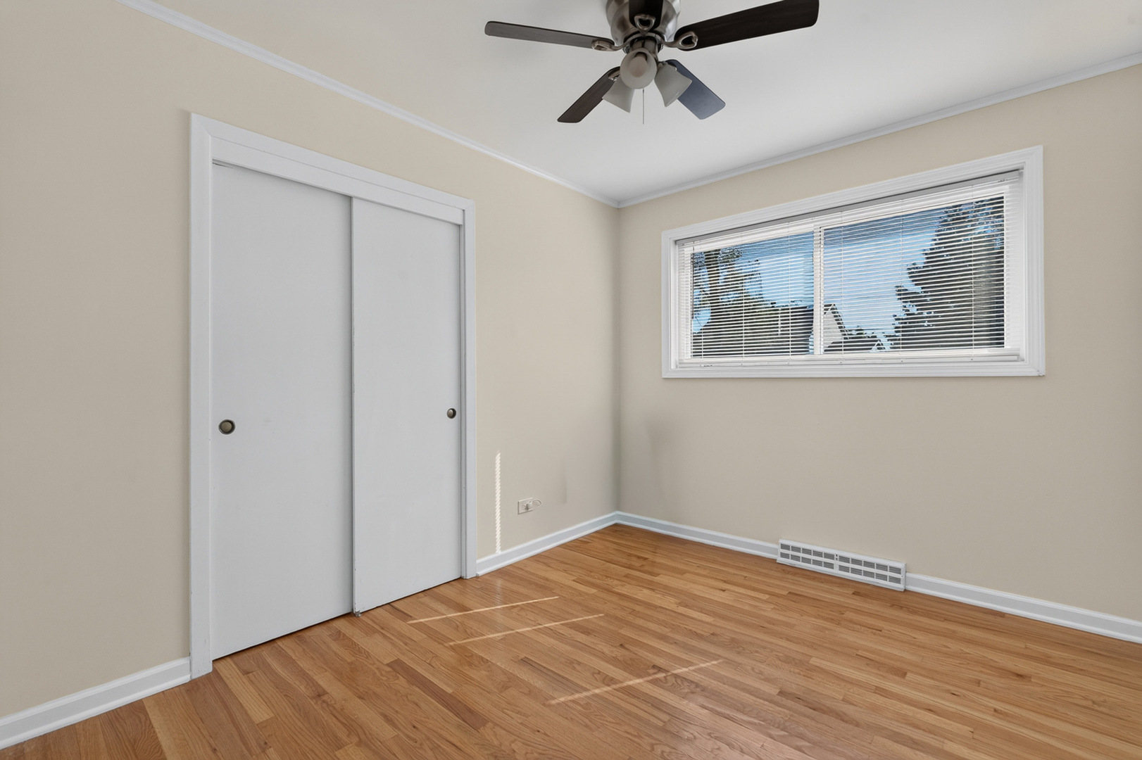 471 E 15th Place Property Photo 12