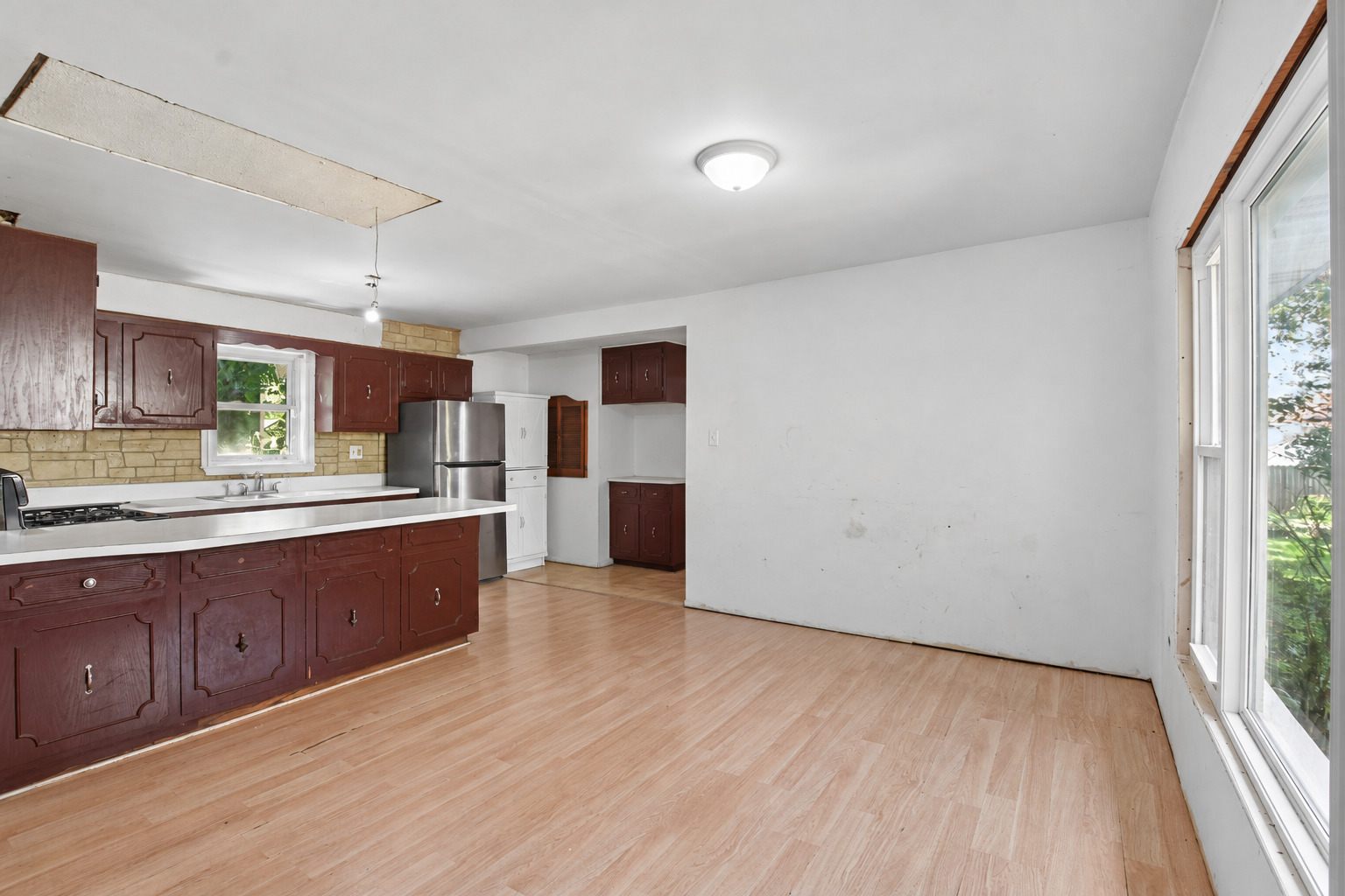 14938 Millard Avenue Property Photo 9