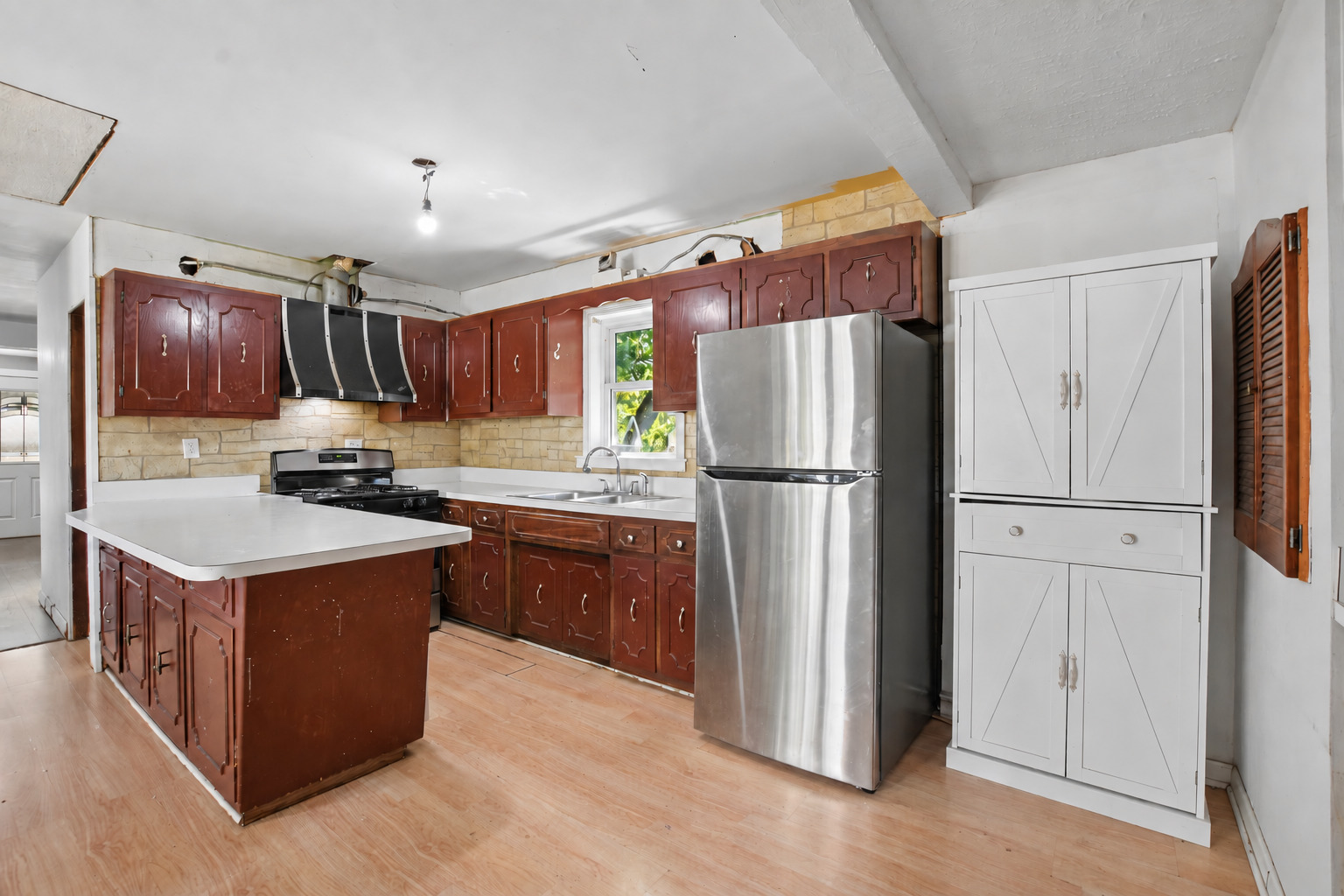 14938 Millard Avenue Property Photo 10