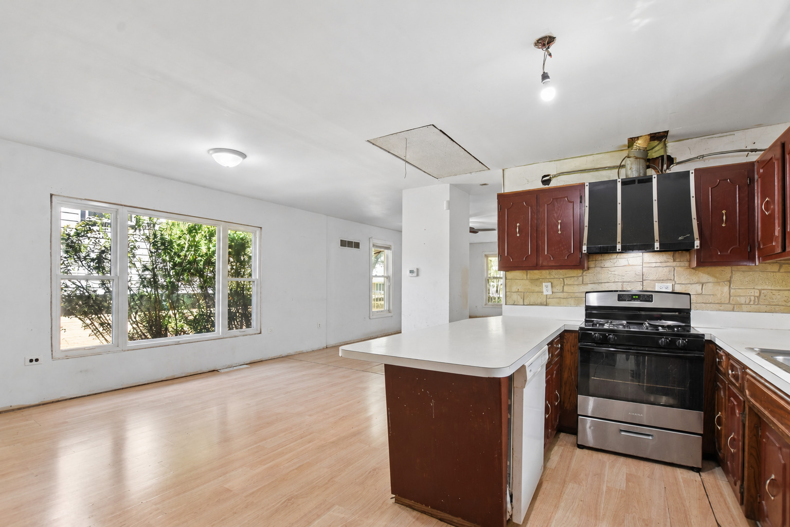 14938 Millard Avenue Property Photo 11