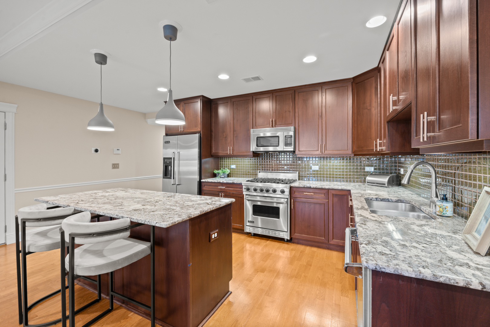 1921 W Diversey Parkway 402 Property Photo 6